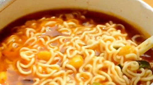方便面究竟是不是垃圾食品？用显微镜放大100倍，答案一目了然